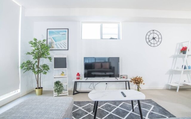 Contemporary Art 2Beds Apt