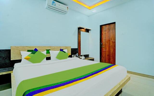 Treebo Kuber Palace With a Swimming Pool