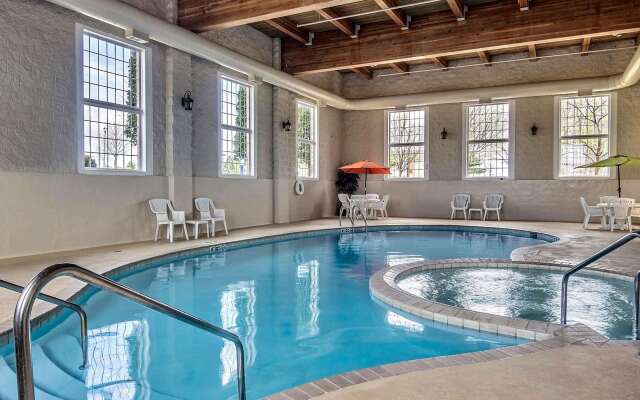 Comfort Inn & Suites Grafton - Cedarburg