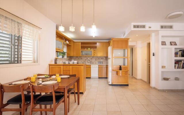 Homey Kiryat Haim Apt by Sea N Rent