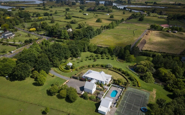 Magnificent Karaka Estate with Swimming Pool