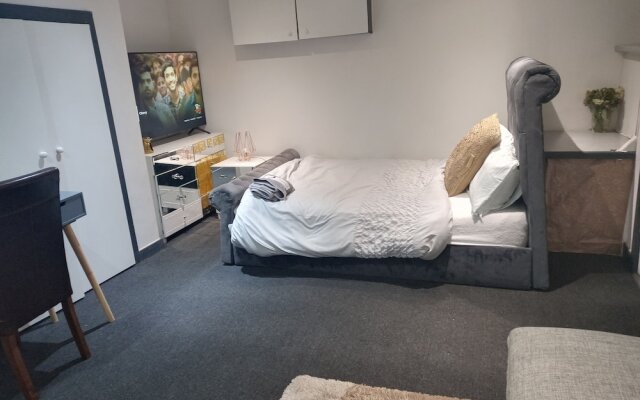 Beautiful En-suite Studio in Leeds -lower Floor