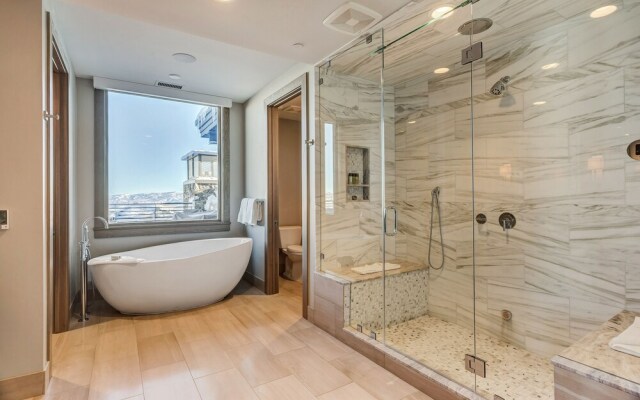 Four Bedroom Penthouse 4 Apartment Hotel by RedAwning