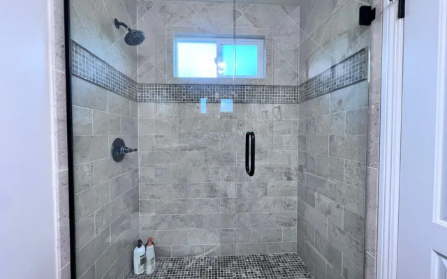 Sensational 6 Bedroom 4 Bathroom Pool Home (3 Master Bedrooms W/bathrooms)