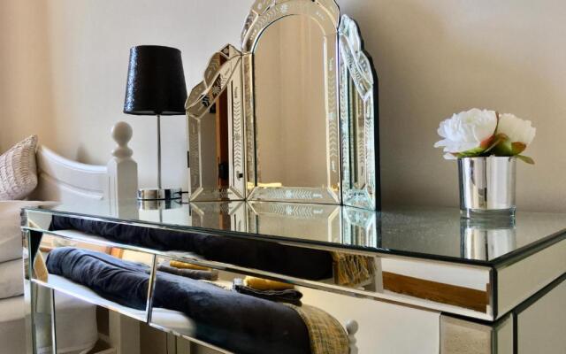 Cosy 2 Bedroom Central Apartment - Free Parking, Free WiFi