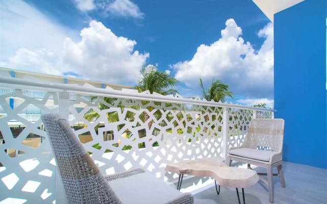 Modern 1BR Apt w Rooftop Pool Onsite Amenities