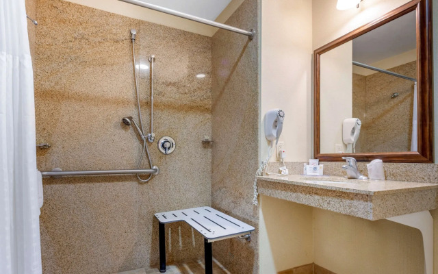 Comfort Inn & Suites Mountain Iron and Virginia