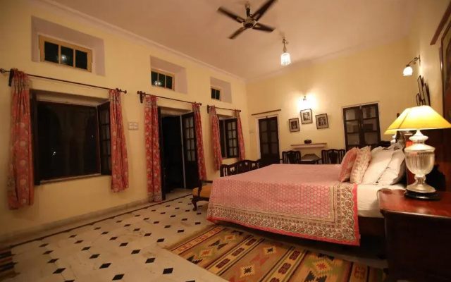 Roop Niwas Kothi, Near Mandawa