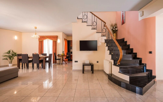 Steps to the Beach Spacious Home-Parking