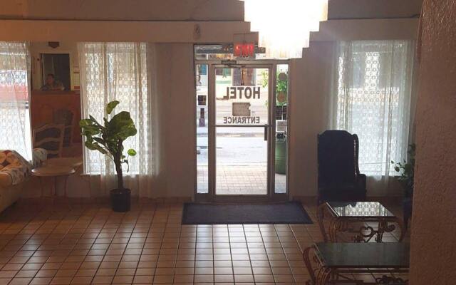 OYO Cameron Historic Hotel Brownsville I-69E