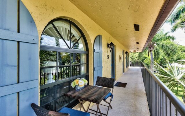 Le Monaco - Romantic 1 BR Condo Steps from 5th Ave S. Chic Coastal Retreat with King Bed and Beach Access. Perfect Location for Couples Near Dining, Shopping, and Naples Beach