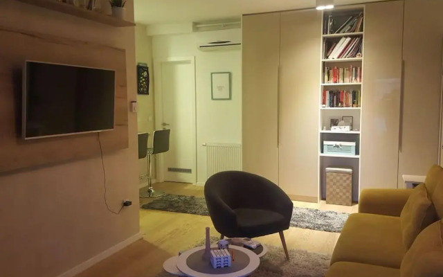 New elegant apartment with free parking and wifi