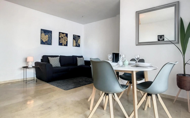 Superb Seafront Apartment Marina Real 305