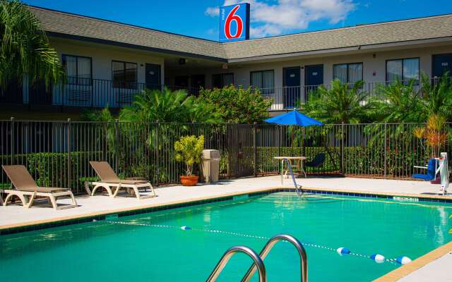 Motel 6 Lantana, FL