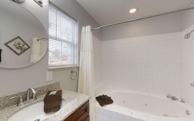 Rotties' 2 Bedroom Home by RedAwning