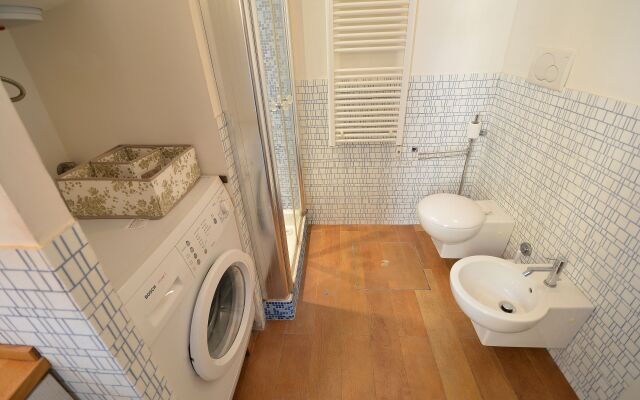 BIENNALE EASY aircond, 2pax wifi,courtyard