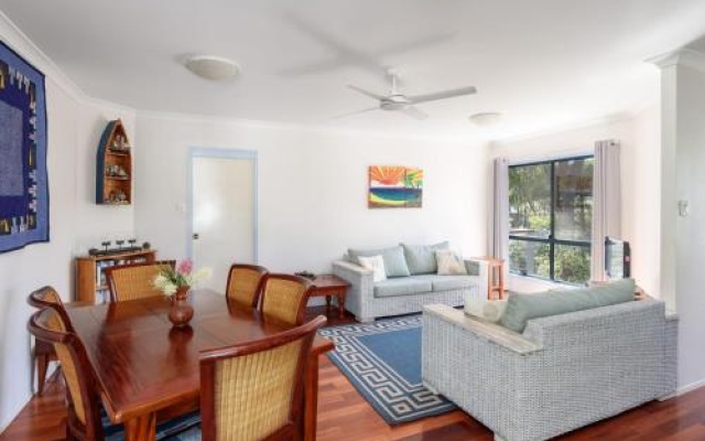 12 Ibis Court Highset Beach House With Natural Bushland Gardens And Covered Decks – Guest Rooms – Rainbow Beach