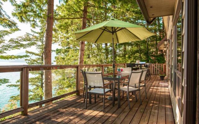 The Overlook, Luxury Lakeside Home with Dock