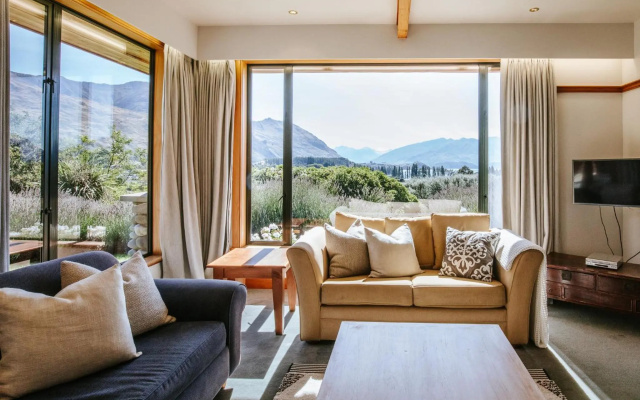 Bullock Creek Chalet - Sleeps 8 - Lake & Mountain Views - Private & Secluded – Guest Rooms – Wanaka