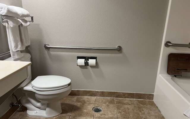 Days Inn & Suites by Wyndham Hutchinson