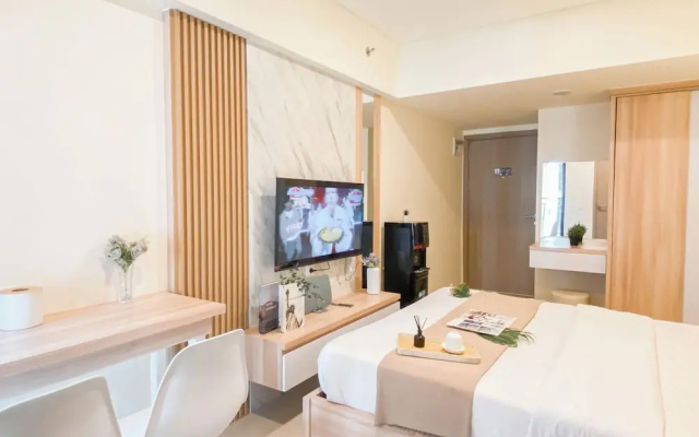 Warm Minimalist Studio Apartment Near Paramadina University At Meikarta – Guest Rooms – Cibatu