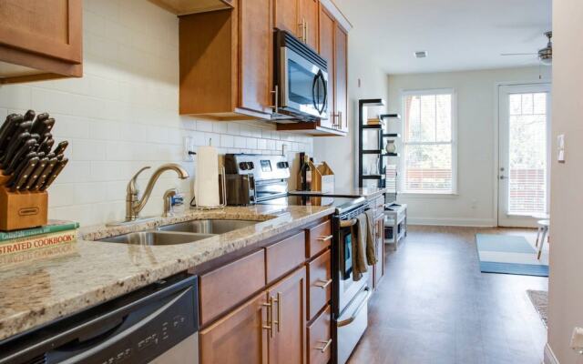 Open Concept Loft Near Uptown & Stadium