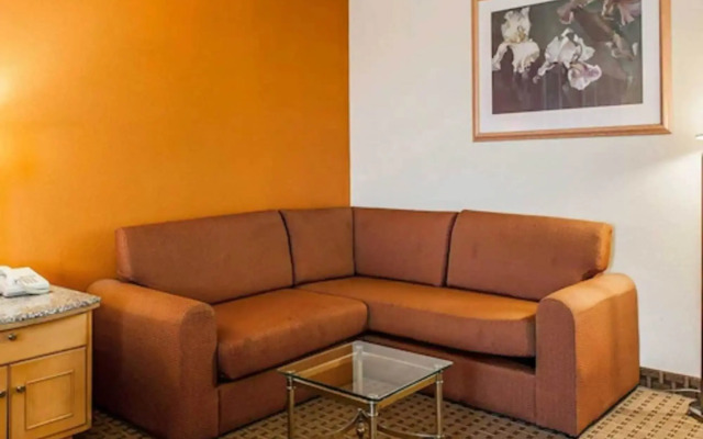 Quality Inn & Suites Shelbyville I-74