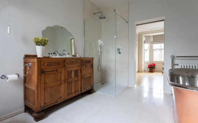 Macfarlane Road II by Onefinestay
