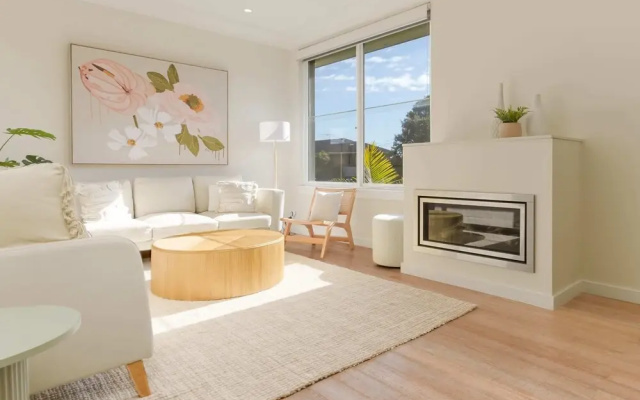 Idyllic 4-bed Home With Alfresco Area Near Beach