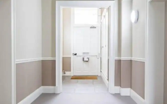 JOIVY York Place Apartment in Georgian City Centre Building