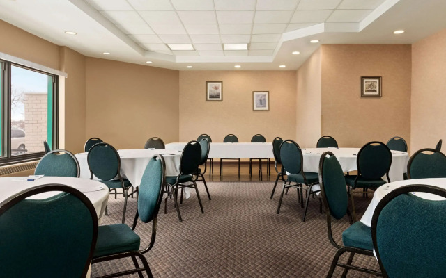 Travelodge by Wyndham Winnipeg East