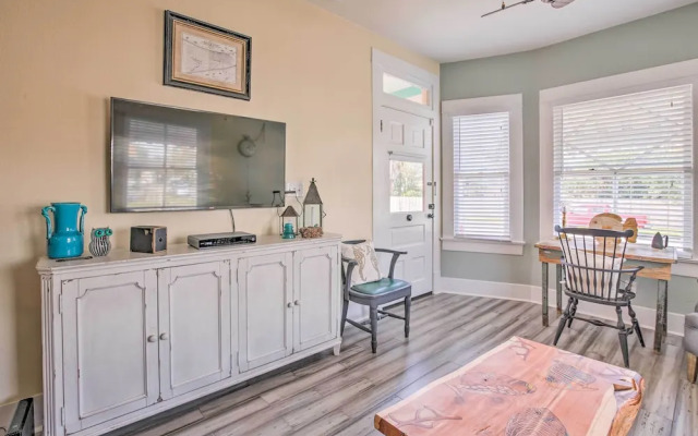 Bright Texas Retreat Near Pleasure Pier & Beach!