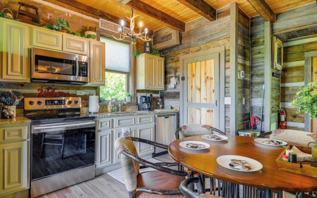 Hot Tub + Pool Table: 3-story Gatlinburg Cabin!