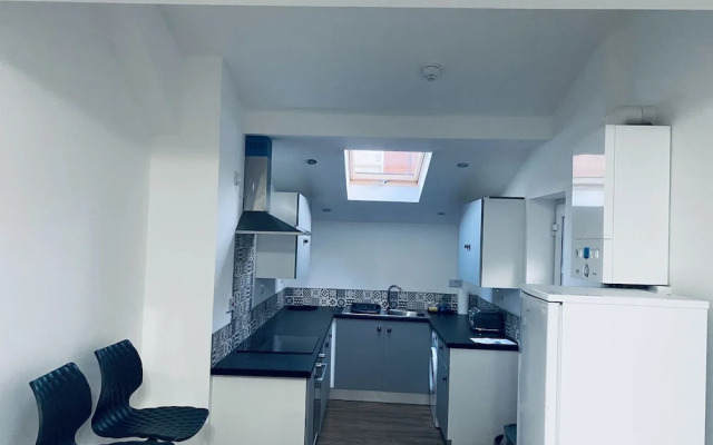 Inviting 5-bed House in Manchester