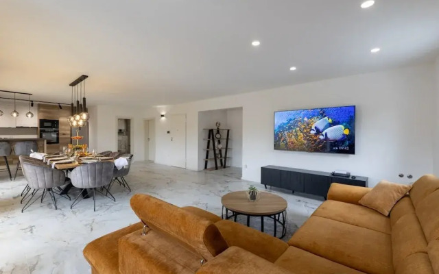Luxurious and Spacious Apartment With Hot Tub