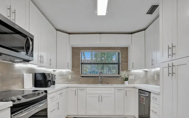 Modern Chic 7-BR with Pool & Gameroom