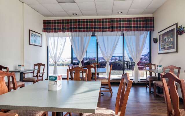 Econo Lodge Inn & Suites Conference Center