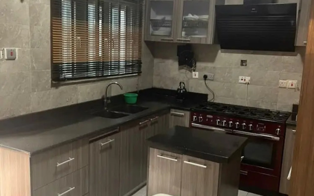 Lovely nb 3-bed House in Opebi