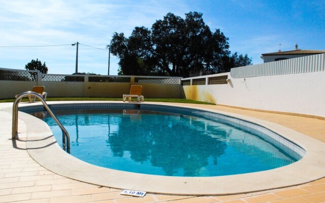 4 Bedrooom villa with gated pool located between Olhas da Agua and Albuferia