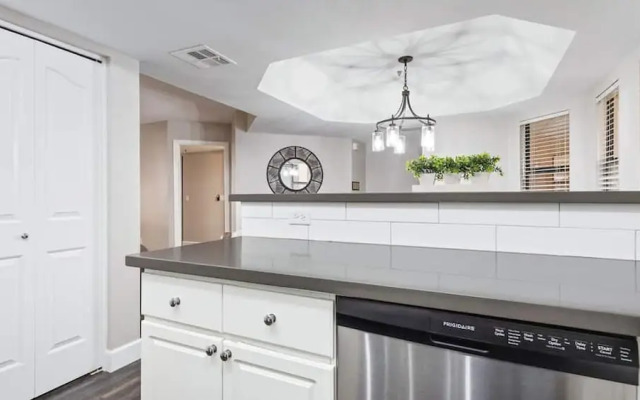Beautiful Newly Remodeled 2-bdrm Biltmore Condo!