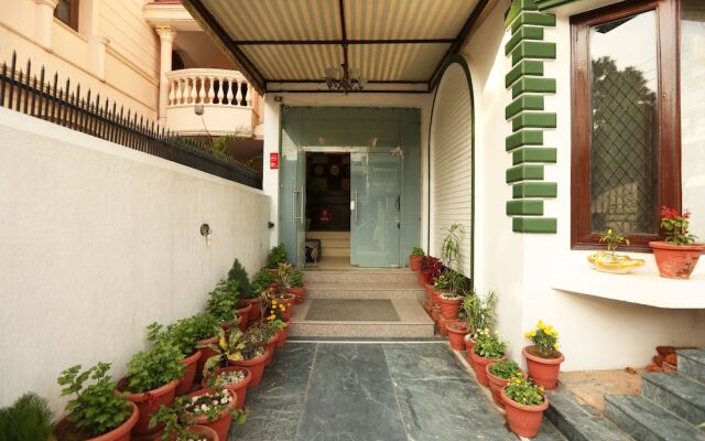 OYO 8535 Hotel Mayarch