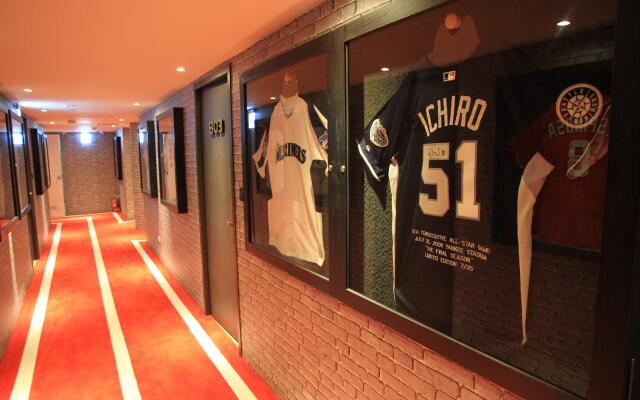 La Hotel - Baseball Theme Hall