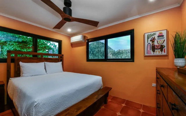 Newly Renovated! Polynesian Themed in Noord!