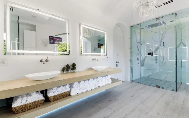 Carolwood - Modern Tuscan Villa With Rolling Lawns and Loggia in Holmby Hills