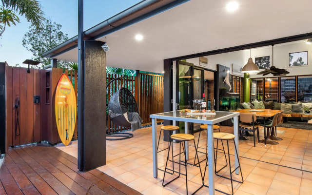 Cool Noosa Home. Central location. A/C. Gym. WIFI. Netflix