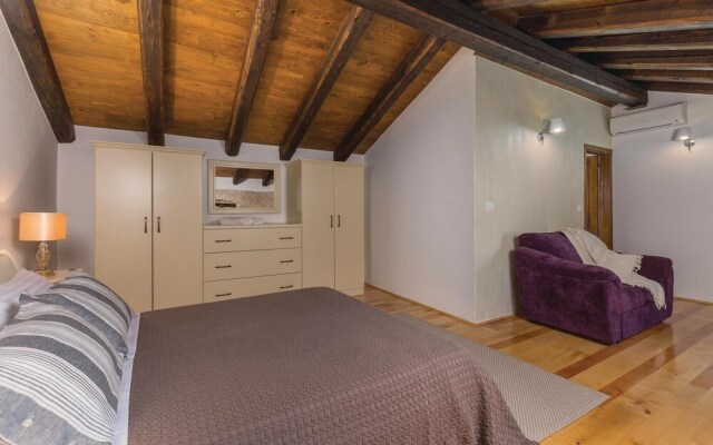 Beautiful Home in Kanfanar With Jacuzzi, Wifi and 7 Bedrooms