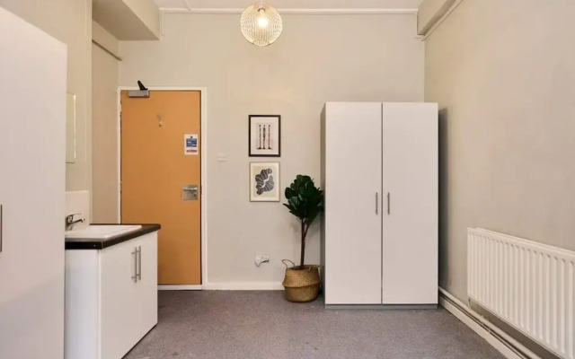 Deluxe Room 10 - Louise House Summer Youth Accommodation