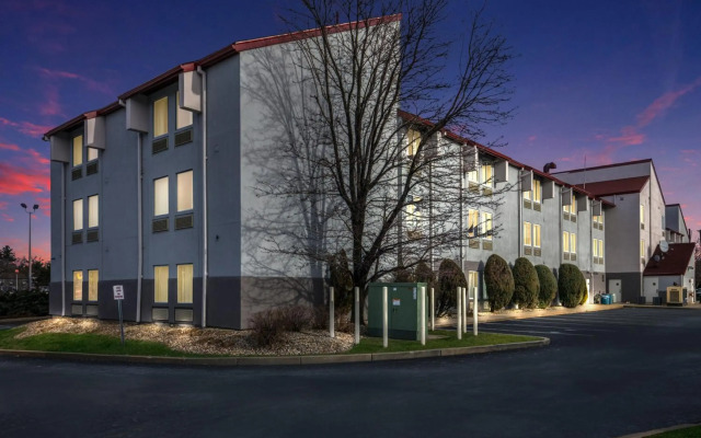 Red Roof Inn PLUS+ Boston - Logan