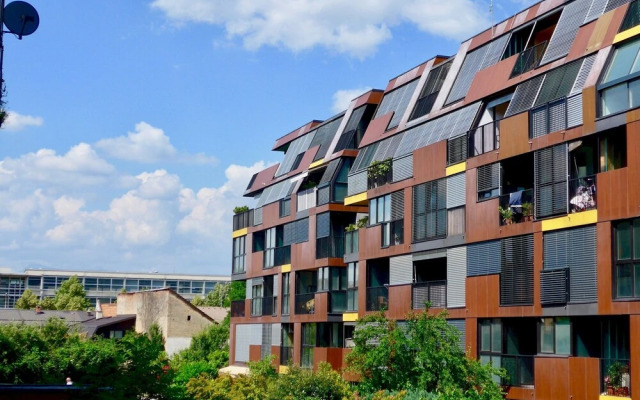 Sunny and Lively Apartment in City, Free Parking