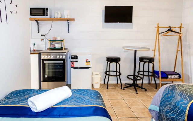 Innisfail Riverfront Motel – Guest Rooms – Innisfail